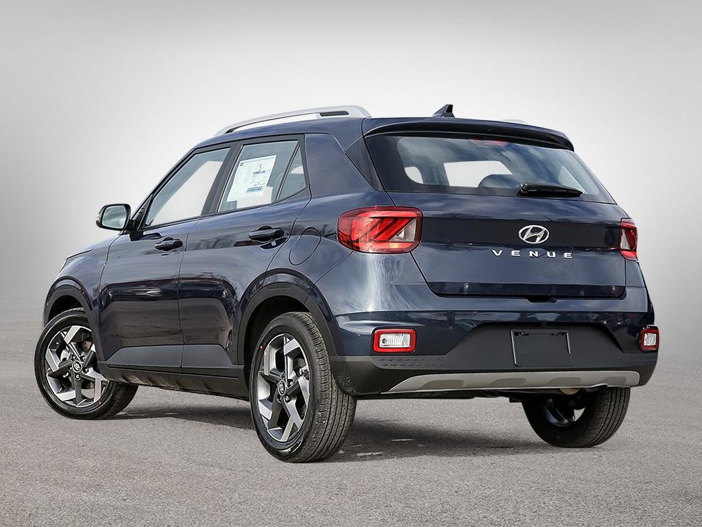 Extérieur vue de l'arrière côté conducteur montrant le design compact