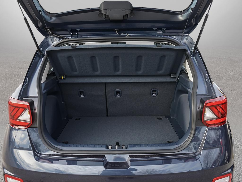 Extérieur vue de l'arrière avec le coffre ouvert montrant l'espace de chargement