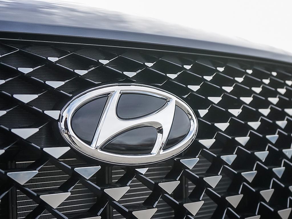 Gros plan du logo Hyundai sur la grille avant chromée