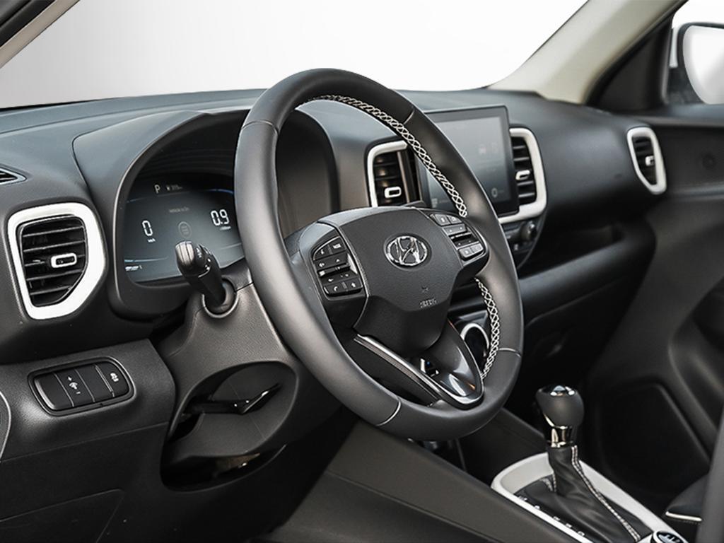 Poste de conduite vu depuis la portière conducteur ouverte