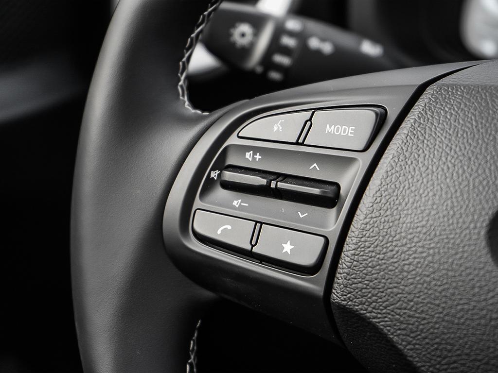 Gros plan sur les boutons de commande gauches sur le volant