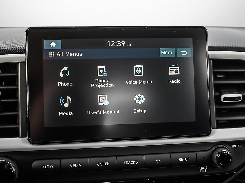 Gros plan sur l'écran tactile du système audio de 8 pouces