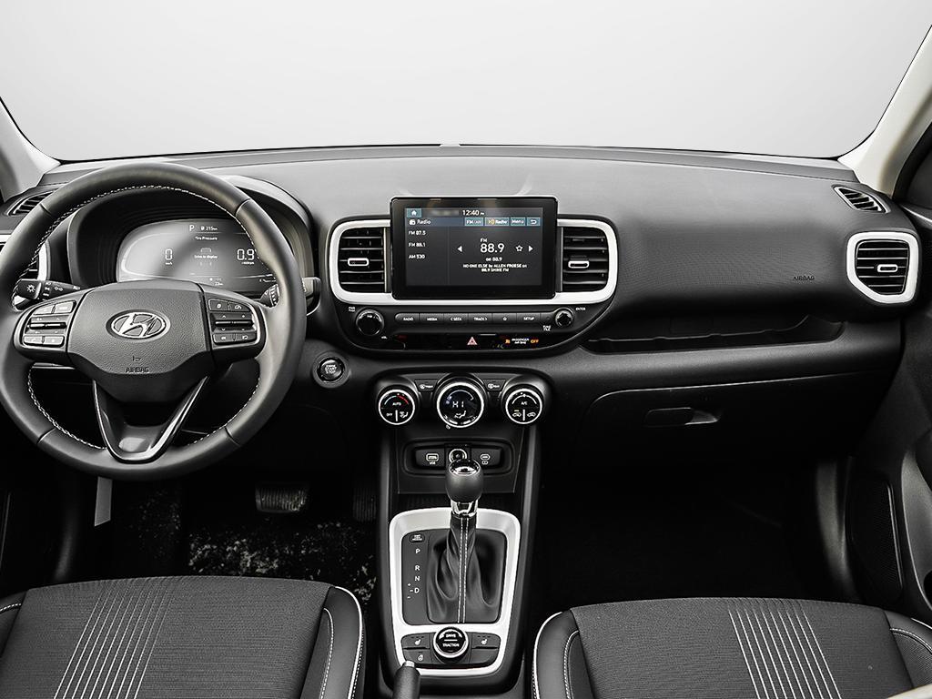 Vue générale du tableau de bord et des sièges avant