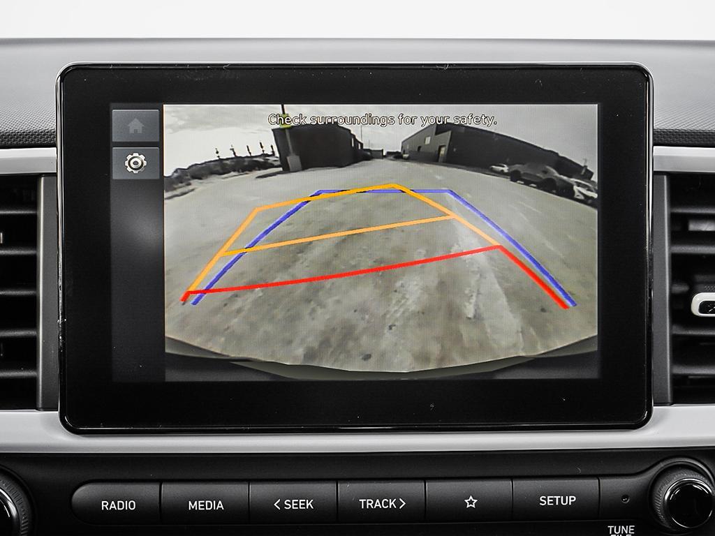 Gros plan sur l'écran tactile affichant la caméra de recul