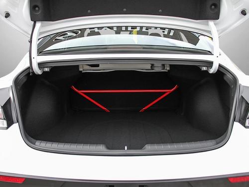 Coffre ouvert de l'Elantra N 2026 avec renfort