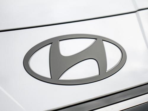 Logo Hyundai noir mat sur capot