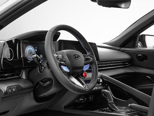 Poste de pilotage Elantra N 2026 porte ouverte