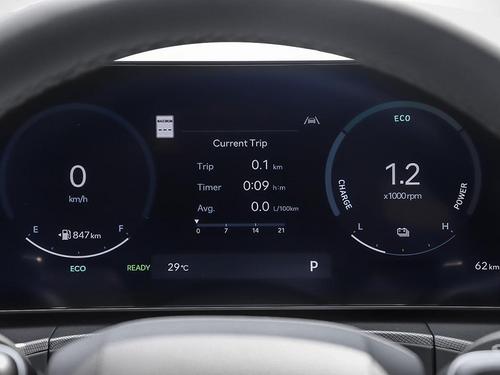 Tableau de bord numérique incurvé