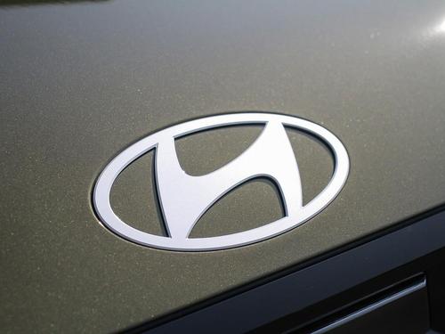 Gros plan logo Hyundai sur capot