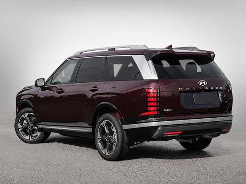 Vue trois-quarts arrière du Hyundai Palisade Hybride 2026 Luxury en Bourgogne Galaxie, feux verticaux à DEL distinctifs et carrosserie sculpturale