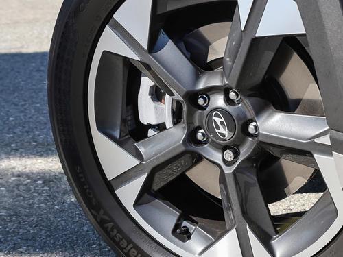 Gros plan sur la jante en alliage du Hyundai Palisade Hybride 2026 Luxury, design athlétique alliant style et durabilité pour les routes du Québec en toutes saisons