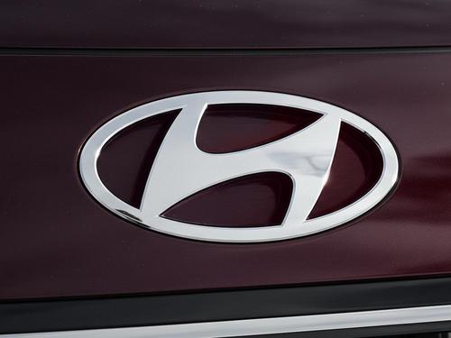 Gros plan sur l'emblème Hyundai au centre de la calandre du Palisade Hybride 2026 Luxury, symbole de fiabilité et d'ingénierie coréenne de pointe