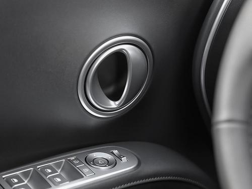 Commandes des vitres électriques et poignée de porte intérieure en cuir du Hyundai Palisade Hybride 2026 Luxury, finition soignée dans chaque détail de la garniture Luxury