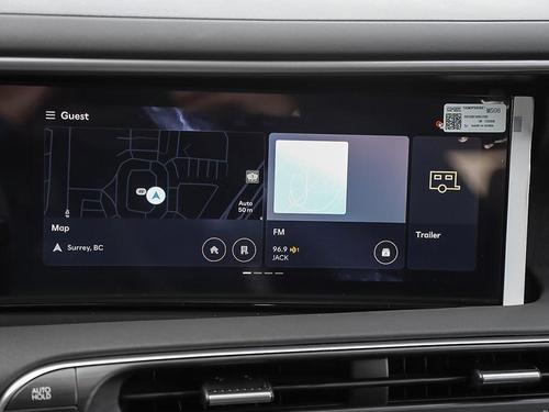 Écran tactile panoramique du Hyundai Palisade Hybride 2026 Luxury affichant la navigation, la radio FM et la connectivité Android Auto et Apple CarPlay
