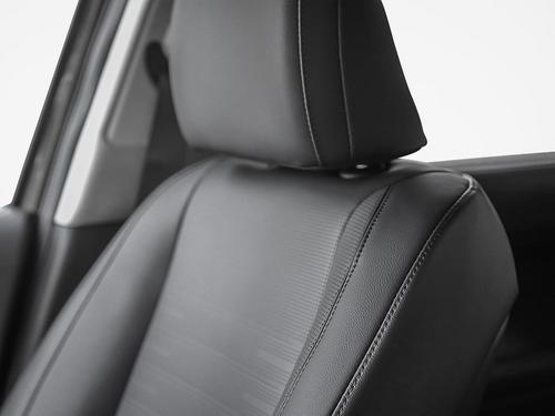 Gros plan sur le siège conducteur en cuir du Hyundai Palisade Hybride 2026 Luxury avec coutures contrastantes et appuie-tête réglable, confort premium pour les longs trajets en famille