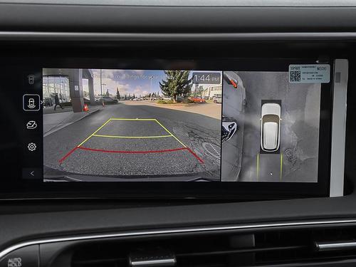 Caméra de recul avec vue périphérique 360° affichée sur l'écran tactile du Palisade Hybride 2026 Luxury, manœuvres en toute sécurité dans les stationnements achalandés