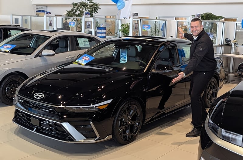 Daniel Alexandre Goupil Grisé, représentant chez Brossard Hyundai, avec la nouvelle Elantra N Line 2026