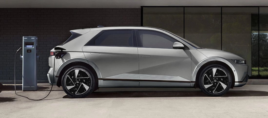 Hyundai IONIQ 5 2026 branché sur une borne de recharge ultrarapide 350 kW, recharge de 10 à 80 % en 18 minutes.