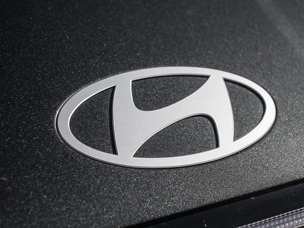 Close-up of the chromed Hyundai logo on the grille of the 2026 Sonata Hybrid.