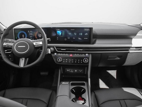 Dashboard and front seats in black leather of the 2026 Hyundai Sonata Hybrid — overall view.