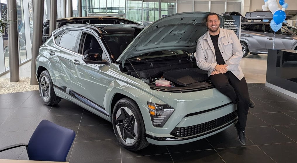 Daniel Alexandre Goupil-Grisé, Brossard Hyundai advisor, presenting the 2026 Kona Electric