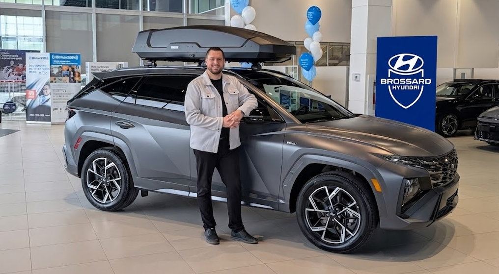 Daniel Alexandre Grisé Goupil presents the Hyundai Tucson Hybrid N Line in the Brossard Hyundai showroom