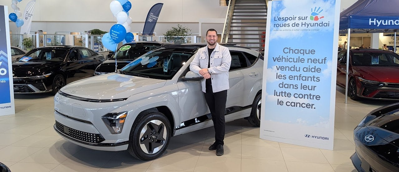 Daniel, conseiller Brossard Hyundai, devant le Hyundai Kona électrique 2026 au 8750 boulevard Taschereau