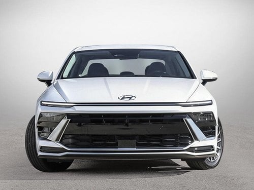Vue de face de la Hyundai Sonata Hybride 2026 mettant en valeur la bande lumineuse à DEL pleine largeur