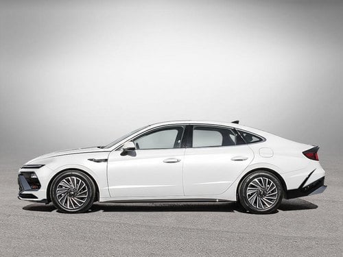 Profil latéral de la Sonata Hybride 2026 Blanc Serenity nacré illustrant sa ligne de toit fastback