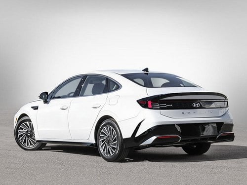 Vue trois-quarts arrière côté conducteur de la Hyundai Sonata Hybride 2026 Blanc Serenity nacré
