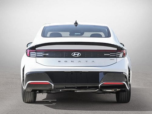 Vue arrière directe de la Sonata Hybride 2026 montrant le bandeau lumineux à DEL pleine largeur
