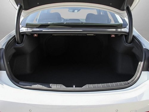 Coffre ouvert de la Hyundai Sonata Hybride 2026 illustrant l'espace de chargement de la berline
