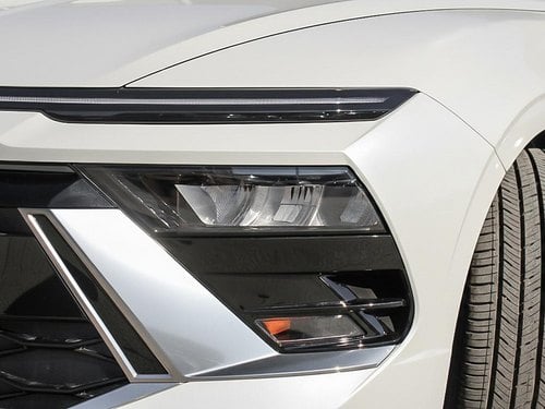 Gros plan du phare avant à DEL de la Hyundai Sonata Hybride 2026