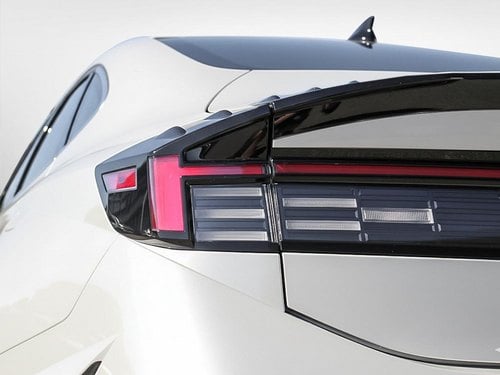 Détail du feu arrière à DEL de la Sonata Hybride 2026 Blanc Serenity nacré