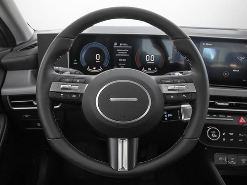 Gros plan du volant et de ses commandes intégrées dans la Sonata Hybride 2026