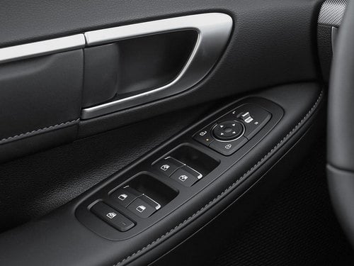 Commandes des vitres électriques sur la portière conducteur de la Sonata Hybride 2026