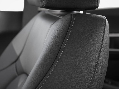 Détail de la finition du siège conducteur en cuir noir de la Sonata Hybride 2026