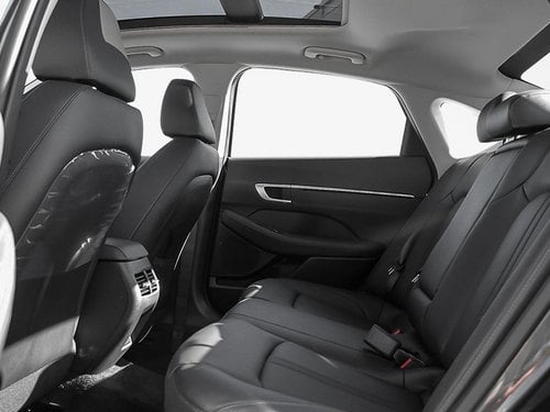Banquette arrière en cuir noir de la Hyundai Sonata Hybride 2026 montrant le dégagement pour les jambes