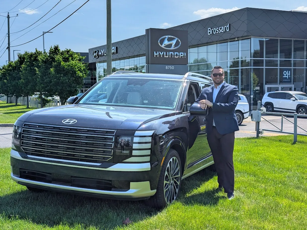 Daniel-Alexandre Goupil Grisé, spécialiste des véhicules électriques et hybrides, présente le Hyundai PALISADE hybride 2026 chez Brossard Hyundai.