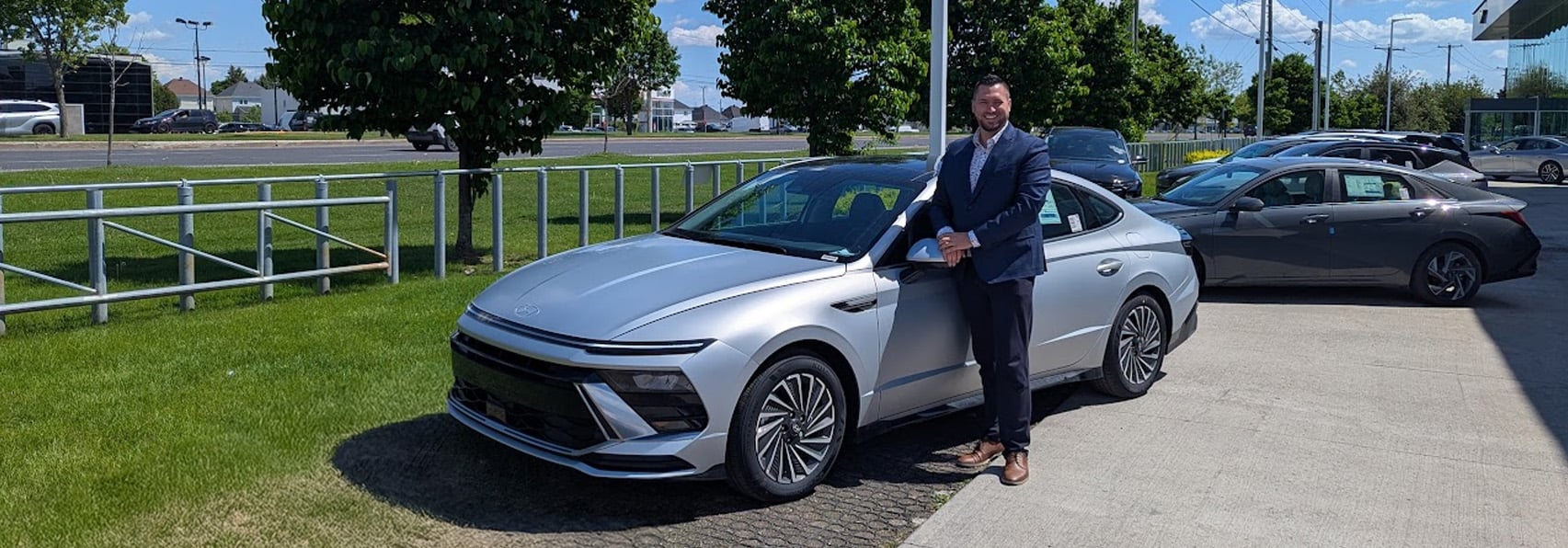 Sonata Preferred Hybride 2026 prêt pour essai routier au 8750 boulevard Taschereau à Brossard avec Daniel Alexandre Grisé Goupil, représentant.
