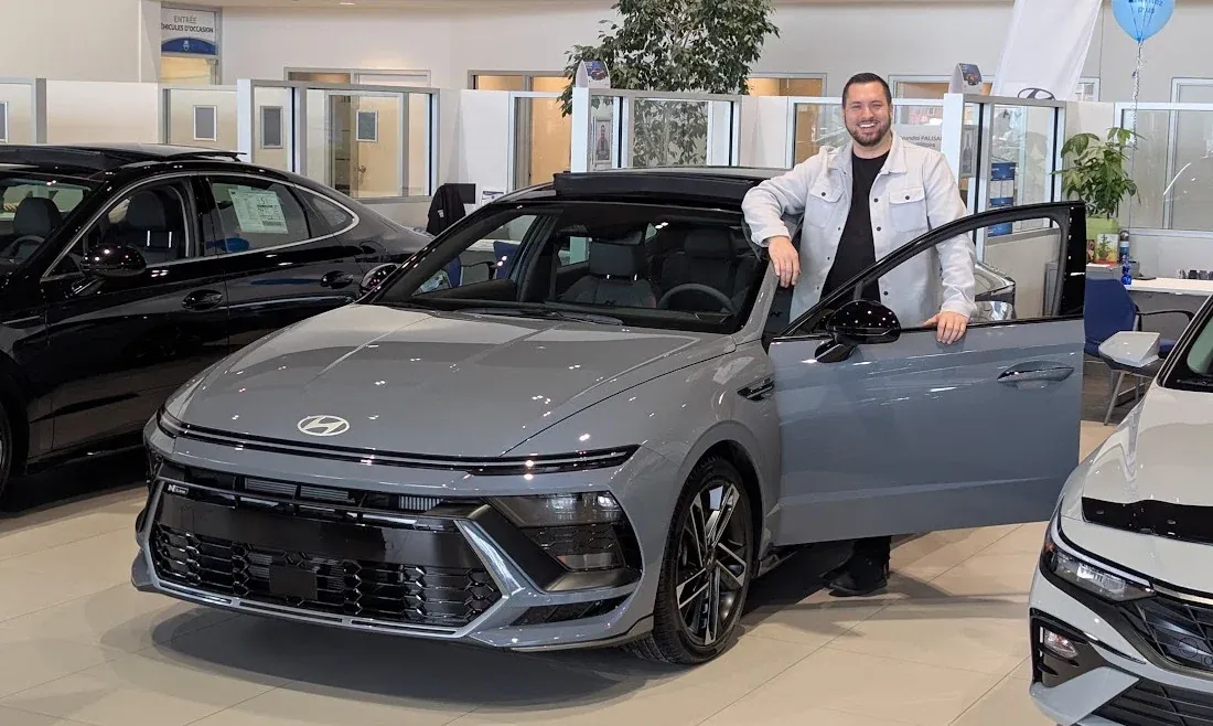 Daniel-Alexandre Goupil Grisé, spécialiste des véhicules électriques et hybrides, présente le Hyundai SONATA hybride 2026 dans la salle de montre de Brossard Hyundai.
